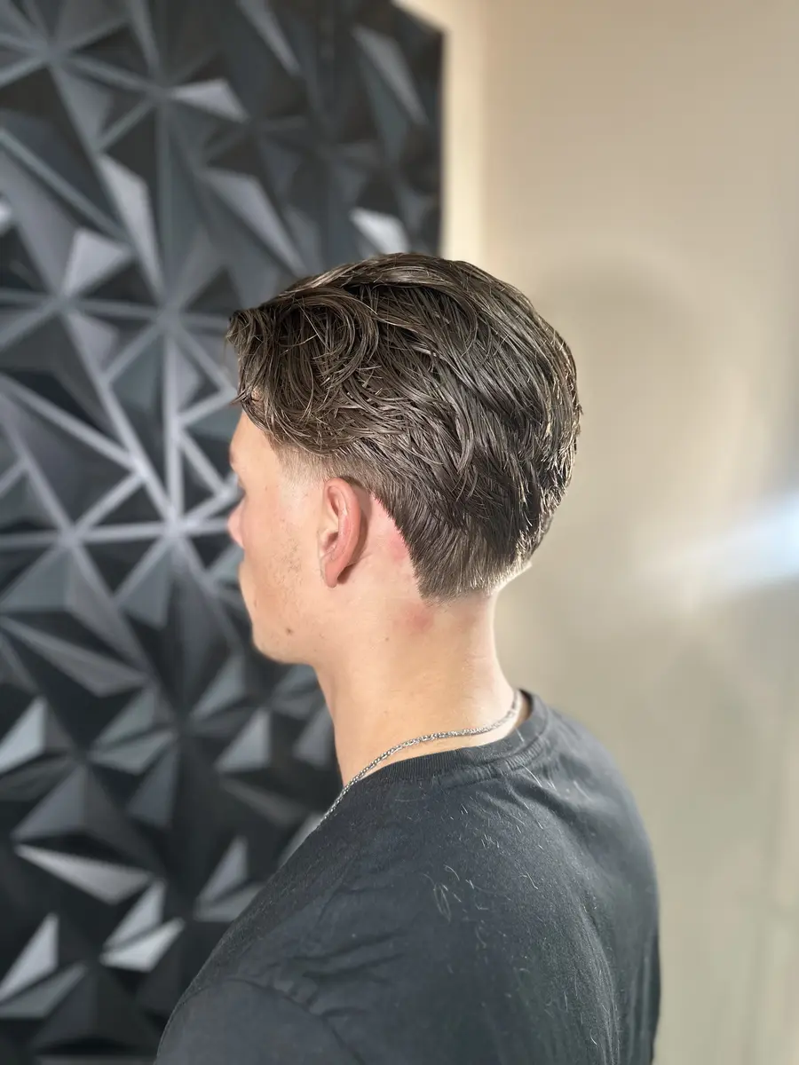 Herrenhaarschnitt mit professionellem Styling